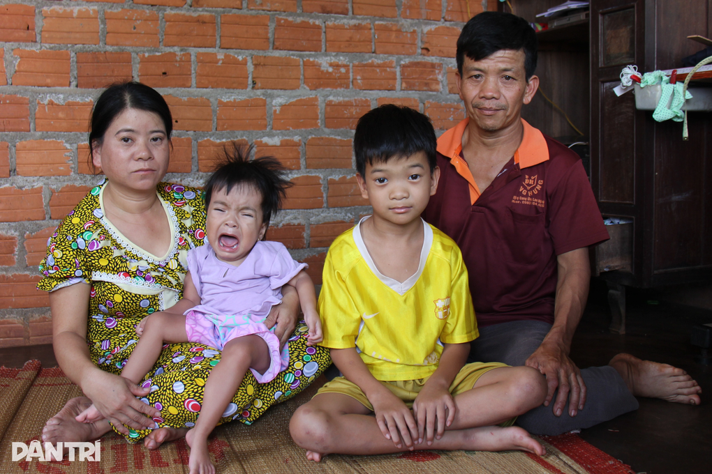 3 con bị xương thủy tinh, bố muốn mua hộp sữa cho con cũng... đắn đo - 1 3 con bị xương thủy tinh, bố muốn mua hộp sữa cho con cũng... đắn đo - 1