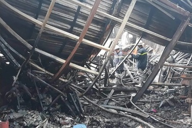 Hình ảnh hiện trường vụ cháy kinh hoàng làm 8 người chết và mất tích