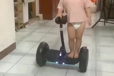 Em bé còn mặc bỉm gây kinh ngạc vì khả năng đi xe thăng bằng điêu luyện