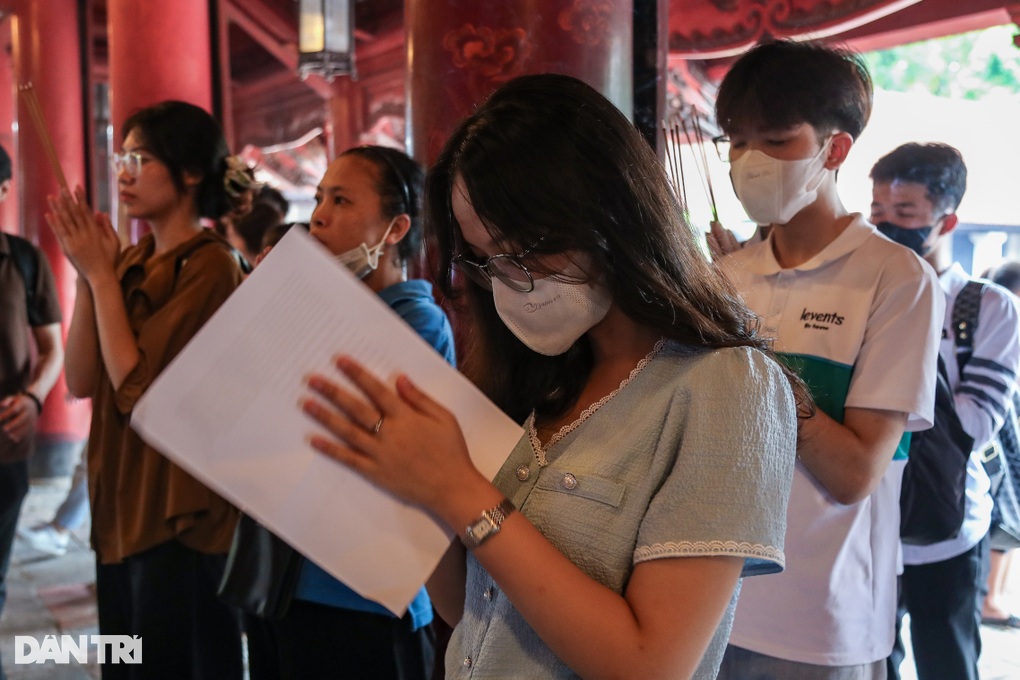 Sĩ tử đổ về Văn Miếu cầu may, chi hàng trăm ngàn đồng tiền lễ sớ - 8 Sĩ tử đổ về Văn Miếu cầu may, chi hàng trăm ngàn đồng tiền lễ sớ - 8