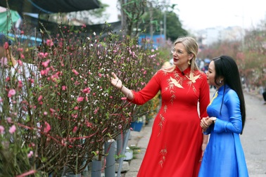 Nữ Đại sứ Thuỵ Điển đi chợ mua đào, gặp ông đồ xin chữ