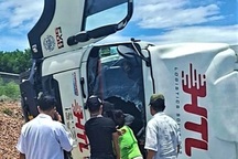 Xe tải lật nghiêng trên cao tốc, người dân phá kính cứu tài xế