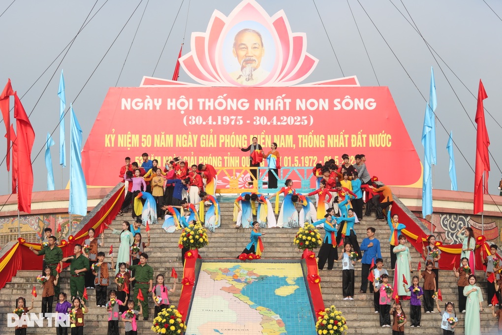 Thiêng liêng Lễ Thượng cờ Thống nhất non sông tại Vĩ tuyến 17 - 1 Thiêng liêng Lễ Thượng cờ Thống nhất non sông tại Vĩ tuyến 17 - 1