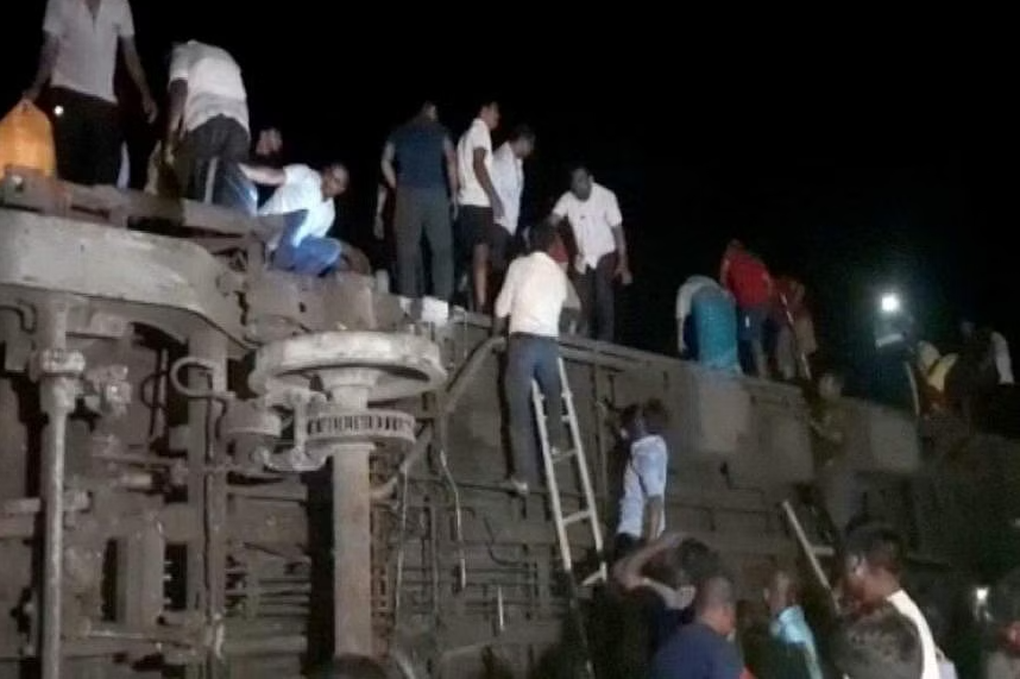 3 đoàn tàu va chạm ở Ấn Độ, hơn 200 người chết, 900 người bị thương - 2 3 đoàn tàu va chạm ở Ấn Độ, hơn 200 người chết, 900 người bị thương - 2