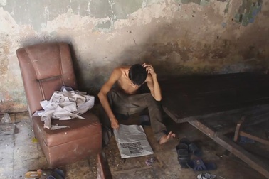 Cuộc sống của người đàn ông tâm thần trong "căn nhà rác" ở Hà Nội