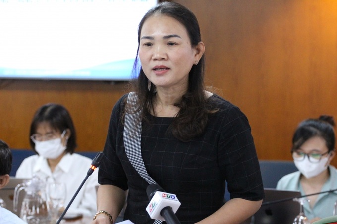 Bà Huỳnh Lê Như Trang - Phó Giám đốc Sở LĐ-TB&XH  trả lời câu hỏi được gửi về họp báo. (Ảnh: Thành Nhân).
