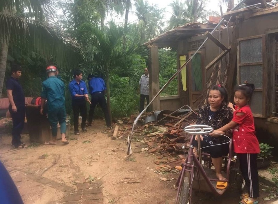 Một người tử vong khi chằng chống nhà cửa chống bão số 12 - 2 Một người tử vong khi chằng chống nhà cửa chống bão số 12 - 2