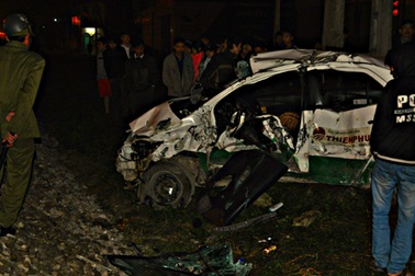 Xe taxi bị tàu hỏa nghiền nát, tài xế nguy kịch