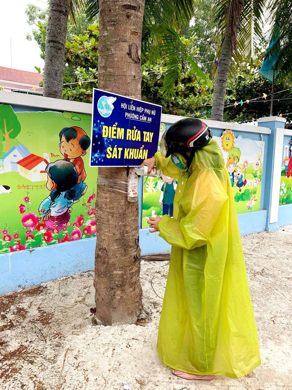 Hội An: Đi từng ngõ, gõ từng nhà, trao thực phẩm đến hộ dân cách ly - 10 Hội An: Đi từng ngõ, gõ từng nhà, trao thực phẩm đến hộ dân cách ly - 10