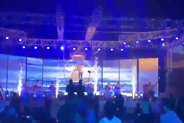 Cặp đôi cô dâu chú rể ngã lộn cổ trên xích đu từ độ cao 4m trong lễ cưới