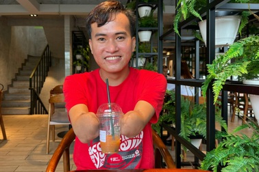 Chàng thợ hàn mất hai tay tìm ra đường sống sau lần tự xúc được cơm