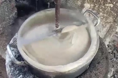 Công đoạn đánh bột sắn trước khi cho vào lò ép thành vỉ