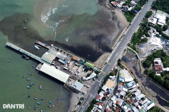 Dòng nước đen từ bãi rác chảy ra biển ở Bắc Nha Trang