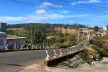 Bé sơ sinh còn nguyên dây rốn bị bỏ rơi ở cầu treo