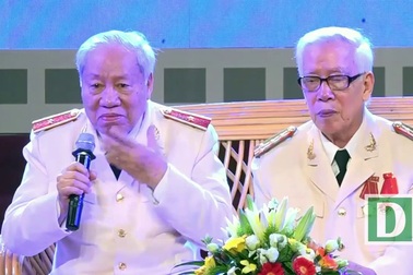 Các vị khách mời chia sẻ những câu chuyện ý nghĩa về kỉ vật lịch sử công an nhân dân. (Video: Mạnh Thắng).