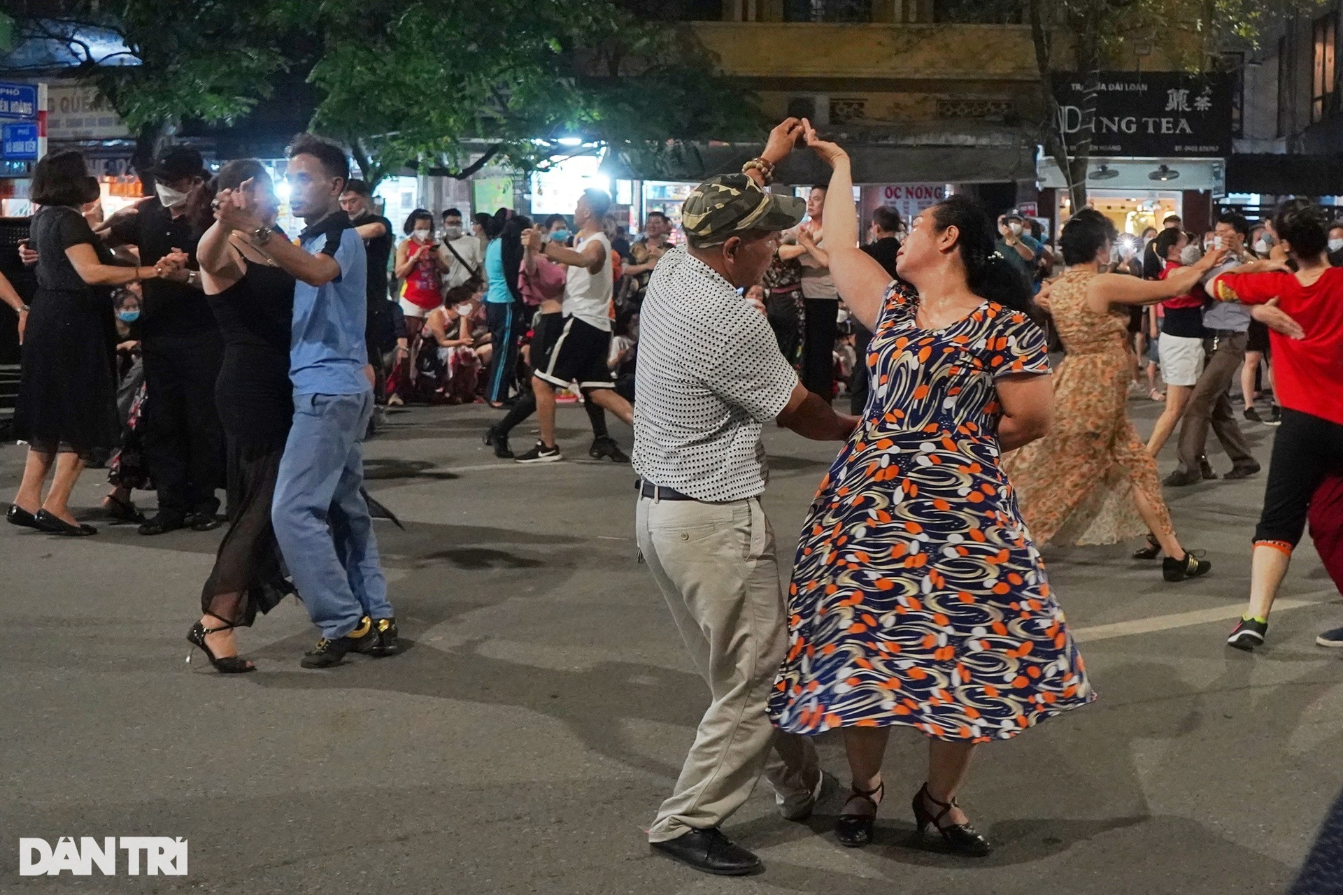 Đường phố, công viên, hàng quán ở Hà Nội đông nghịt thời hậu Covid - 12 Đường phố, công viên, hàng quán ở Hà Nội đông nghịt thời hậu Covid - 12