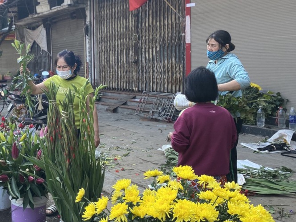 Đi chợ đầu năm: Hải sản tăng giá vùn vụt, hoa tươi rẻ hơn trước Tết - 7 Đi chợ đầu năm: Hải sản tăng giá vùn vụt, hoa tươi rẻ hơn trước Tết - 7
