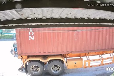 Xe container lùi bất cẩn, cuốn xe máy vào gầm