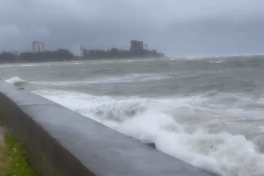 Bão Nongfa áp sát, miền Trung nơi mưa trắng trời, chỗ đã cấm biển