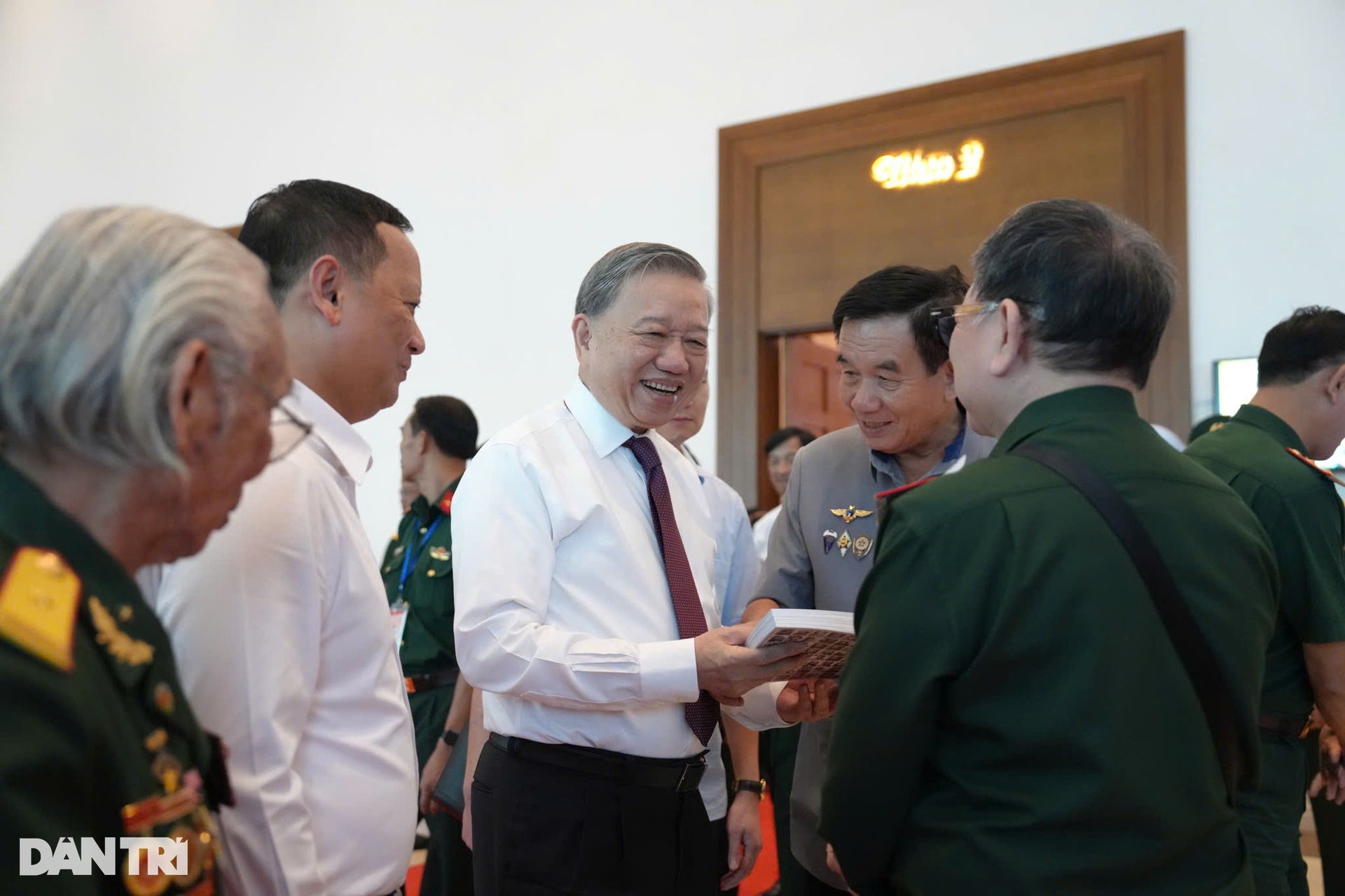 Tổng Bí thư Tô Lâm gặp gỡ cựu chiến binh Chiến dịch Hồ Chí Minh - 1 Tổng Bí thư Tô Lâm gặp gỡ cựu chiến binh Chiến dịch Hồ Chí Minh - 1