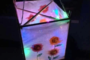 Bà mẹ chua chát với chiếc lồng đèn "cô nhờ phụ huynh giúp"