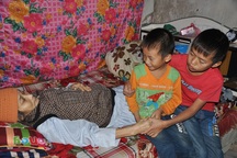 Tiếng khóc thảm thiết của hai đứa trẻ bị bố mẹ bỏ rơi, bà nội sắp chết