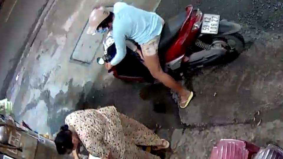 Phẫn nộ nghi án mẹ xúi con trai trộm túi tiền của bà bán cà phê - 2 Phẫn nộ nghi án mẹ xúi con trai trộm túi tiền của bà bán cà phê - 2