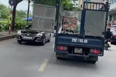 Xe tải không đóng cửa thùng xe gây nguy hiểm cho người đi đường