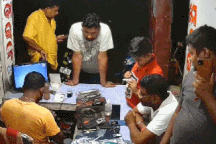 Clip khoảnh khắc pin smartphone phát nổ, bốc cháy dữ dội trên tay cậu bé