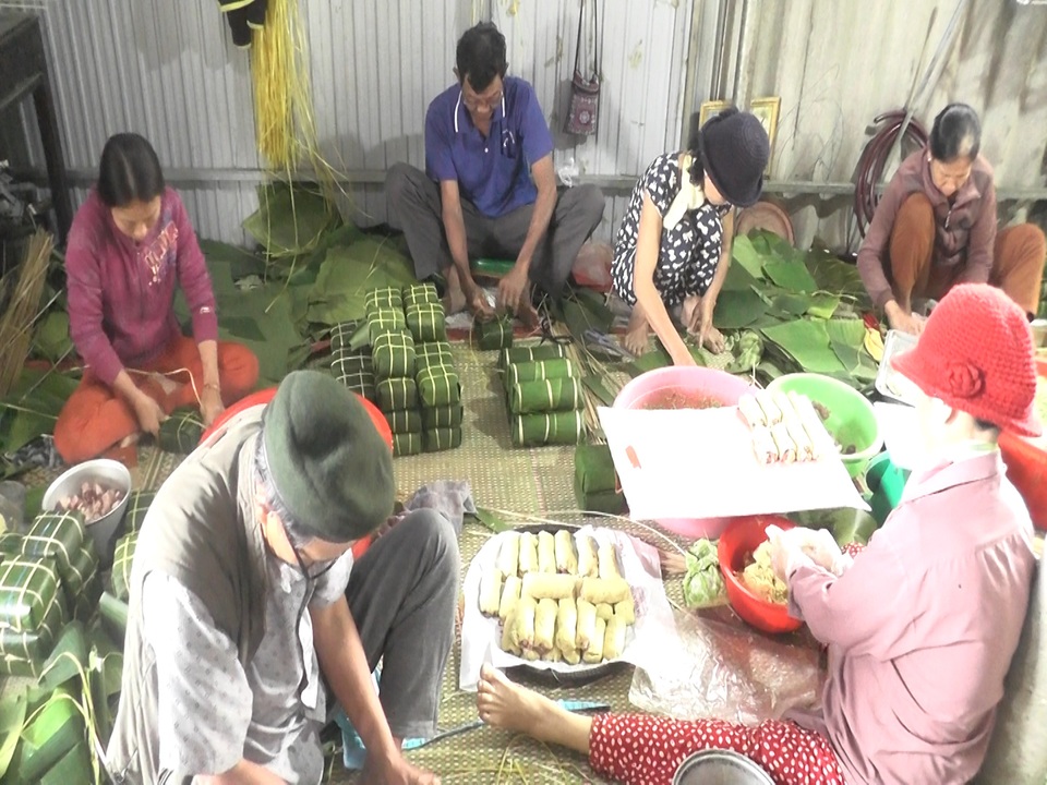 Cận Tết, làng bánh chưng, bánh tét “chạy nước rút” vẫn không đủ cung cấp - 3 Cận Tết, làng bánh chưng, bánh tét “chạy nước rút” vẫn không đủ cung cấp - 3