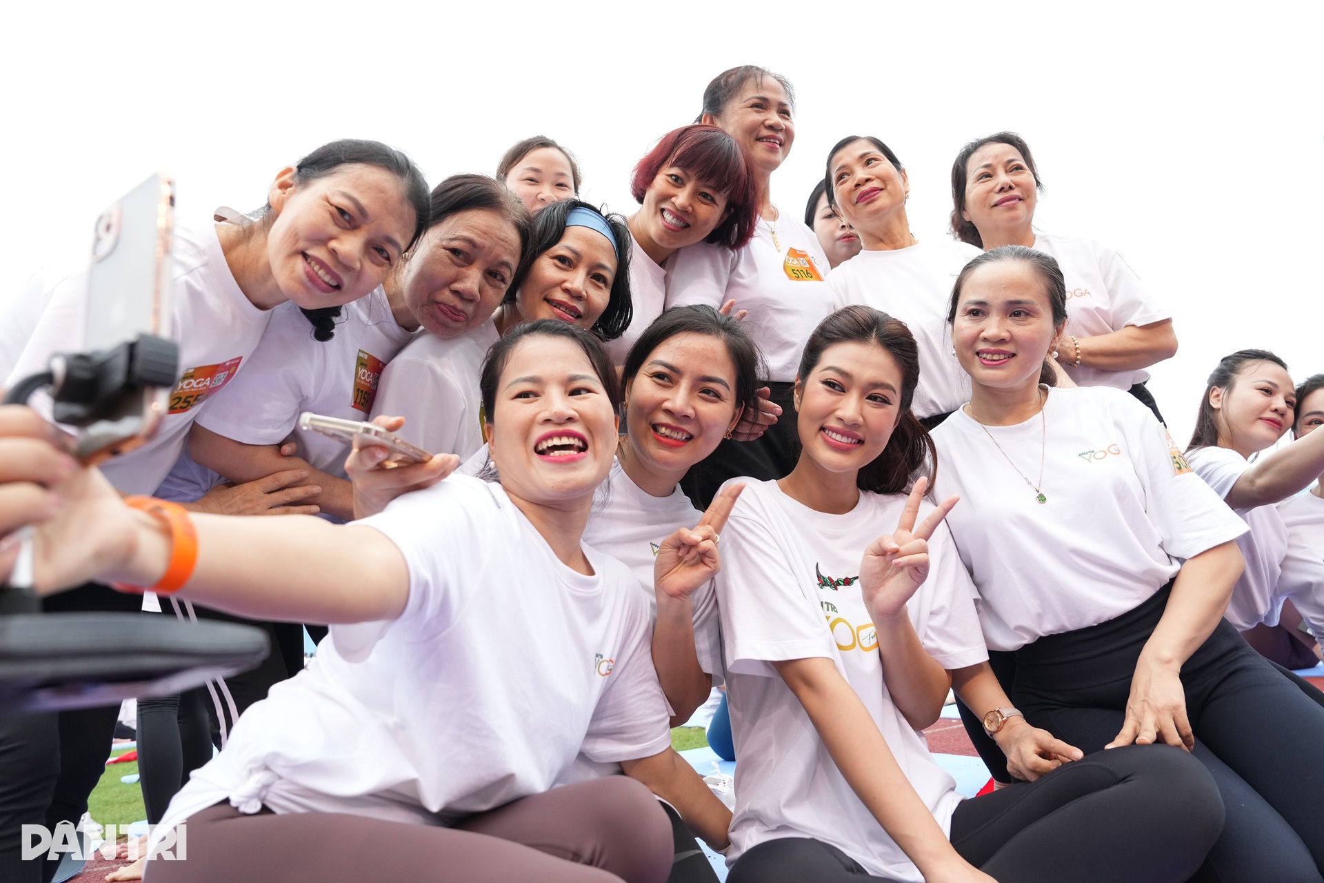 Dàn hoa hậu, á hậu khoe dáng xinh tươi tại Ngày hội yoga Dân trí - 7 Dàn hoa hậu, á hậu khoe dáng xinh tươi tại Ngày hội yoga Dân trí - 7