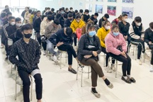 Công nhân xếp hàng từ 5h sáng để xin việc vào công ty đối tác Apple