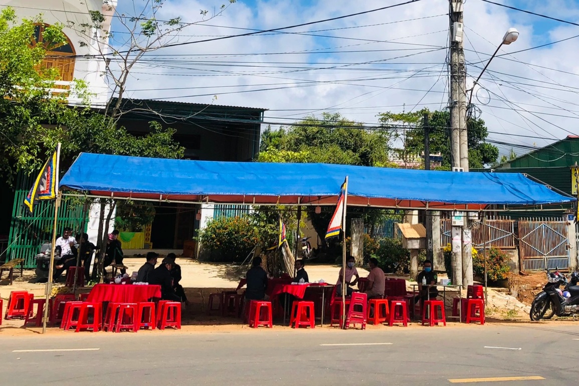 Vụ tai nạn làm 6 người chết: Vợ con khóc ngất bên linh cữu chồng, cha! - 1 Vụ tai nạn làm 6 người chết: Vợ con khóc ngất bên linh cữu chồng, cha! - 1