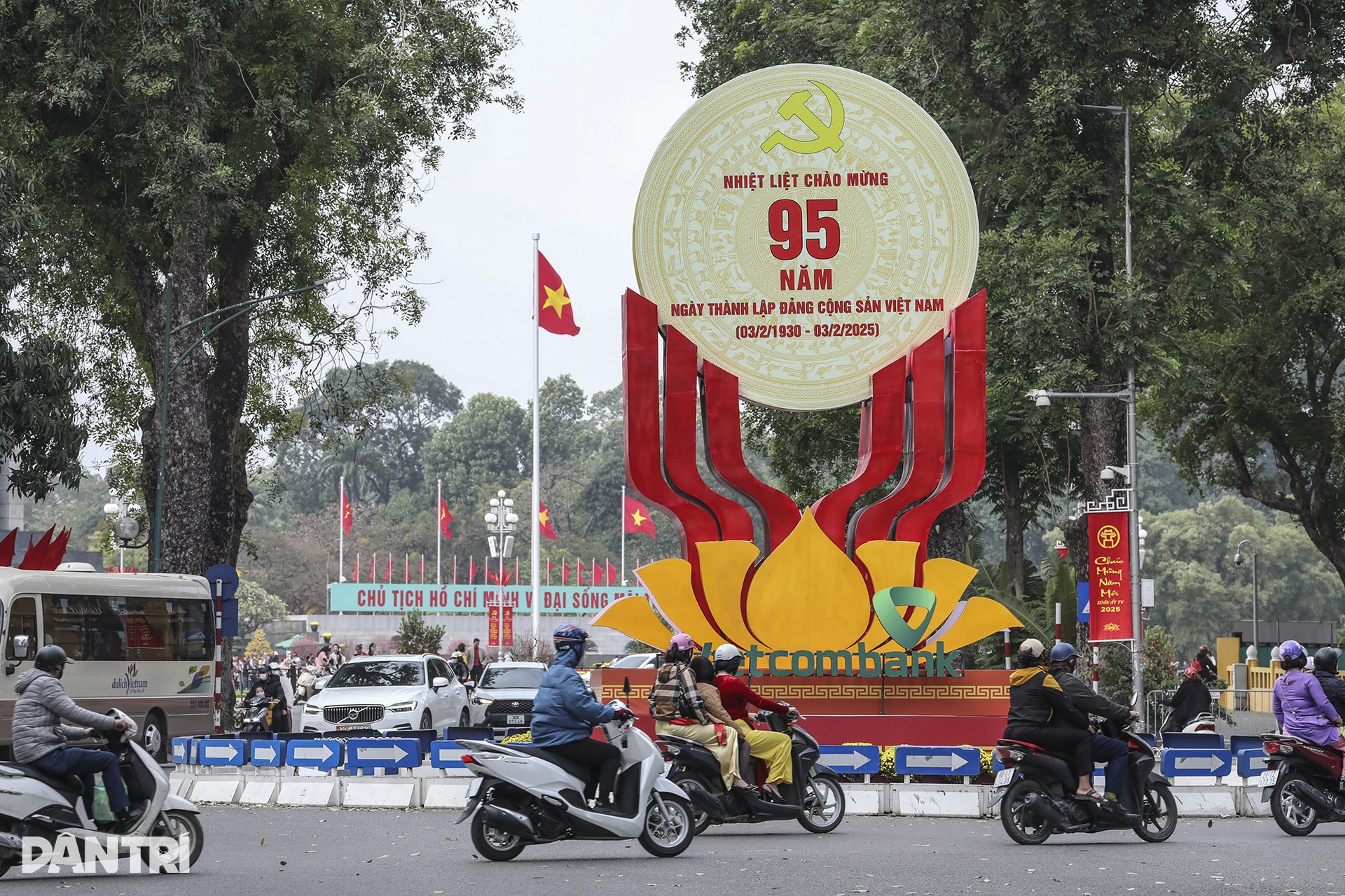 Hà Nội trang hoàng đường phố mừng kỷ niệm 95 năm Ngày thành lập Đảng - 1 Hà Nội trang hoàng đường phố mừng kỷ niệm 95 năm Ngày thành lập Đảng - 1