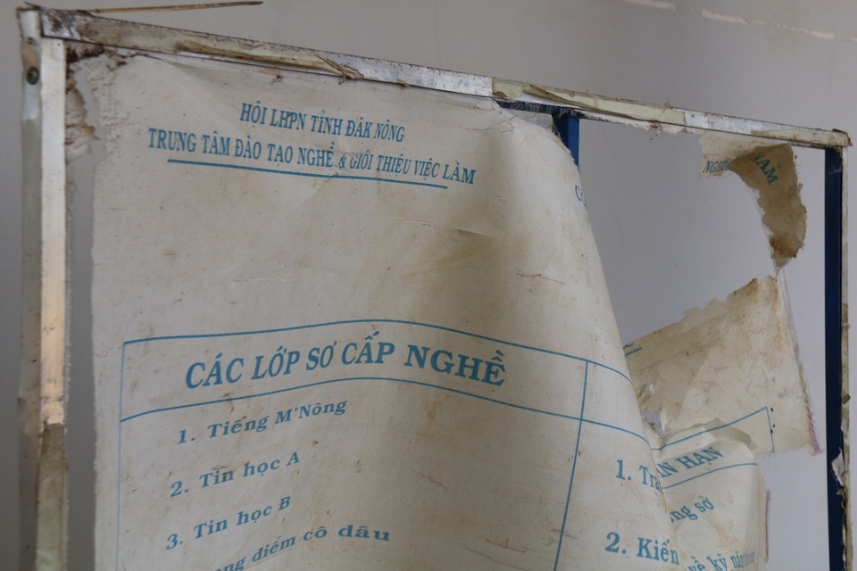 Không người học, trung tâm dạy nghề 25 tỷ đồng bỏ hoang, máy móc phủ bạt - 12 Không người học, trung tâm dạy nghề 25 tỷ đồng bỏ hoang, máy móc phủ bạt - 12