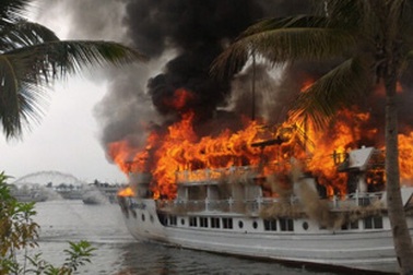 Tàu cháy lớn trên Vịnh Hạ Long, du khách lao mình xuống vịnh