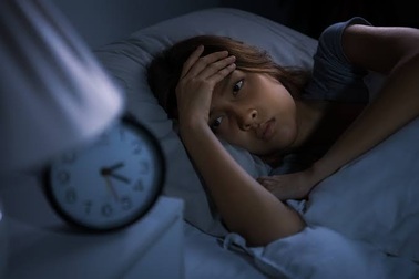 Vì sao phụ nữ sau tuổi 45 bỗng mất ngủ, hay quên, huyết áp thất thường?