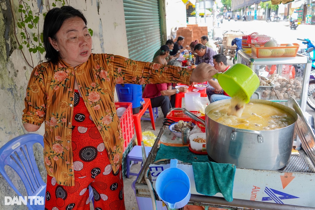Gánh cháo của bà mẹ một tay nuôi giấc mơ cho con gái - 5 Gánh cháo của bà mẹ một tay nuôi giấc mơ cho con gái - 5