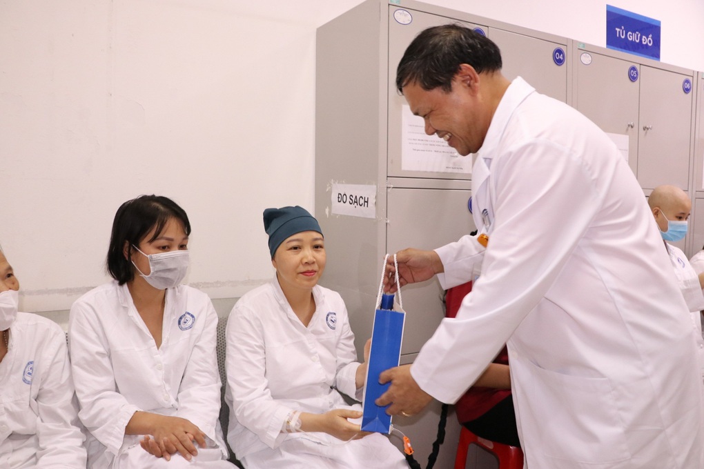 Hàng trăm chị em được gội đầu yêu thương, nhận quà trong bệnh viện - 4 Hàng trăm chị em được gội đầu yêu thương, nhận quà trong bệnh viện - 4