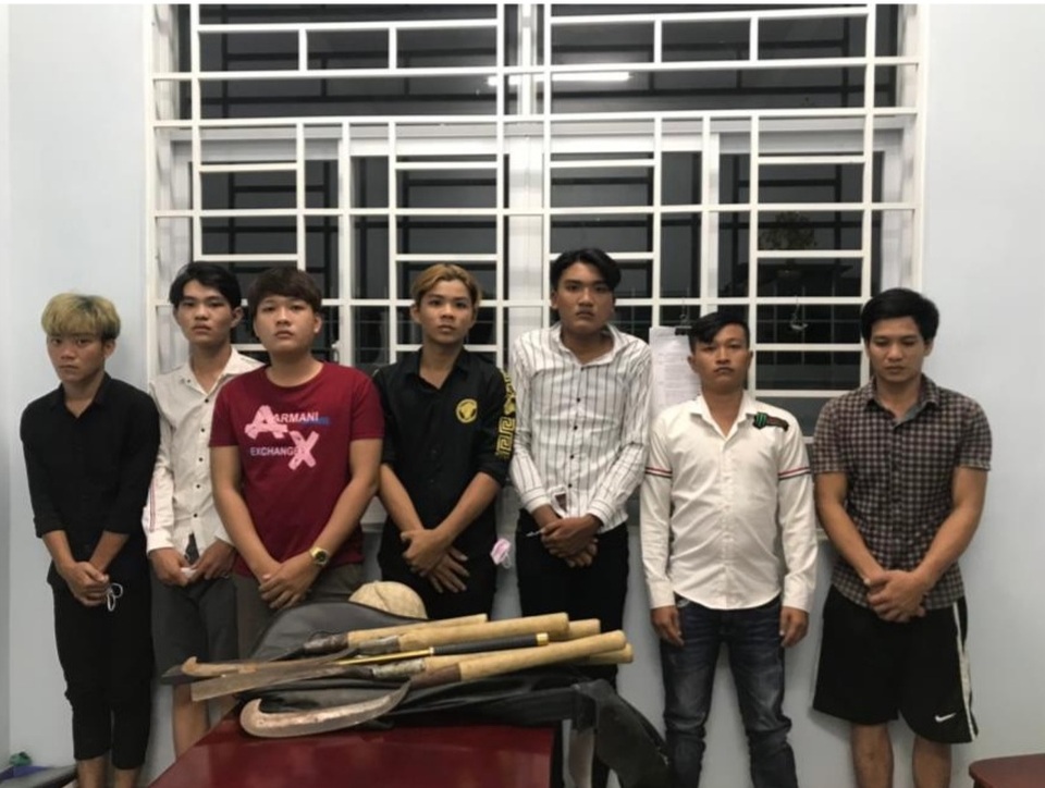 Bắt nhóm thanh niên đem hung khí ra bãi đất trống lúc nửa đêm - 1 Bắt nhóm thanh niên đem hung khí ra bãi đất trống lúc nửa đêm - 1