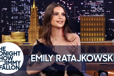 Emily Ratajkowski mang cún cưng lên truyền hình
