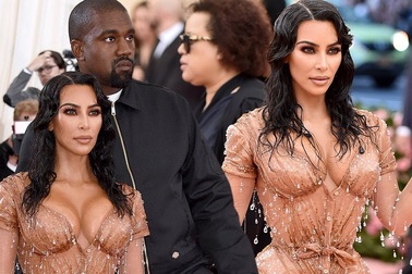 Kim Kardashian và Kanye West nổi bật trong tiệc thời trang