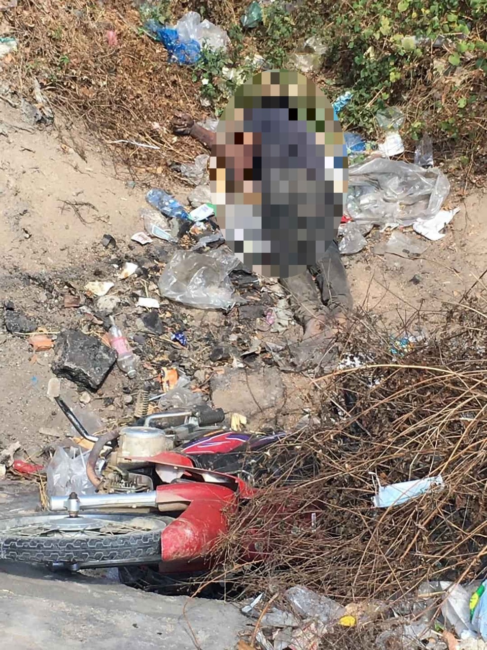 Nam thanh niên điều khiển xe máy lao xuống hố cống tử vong - 1