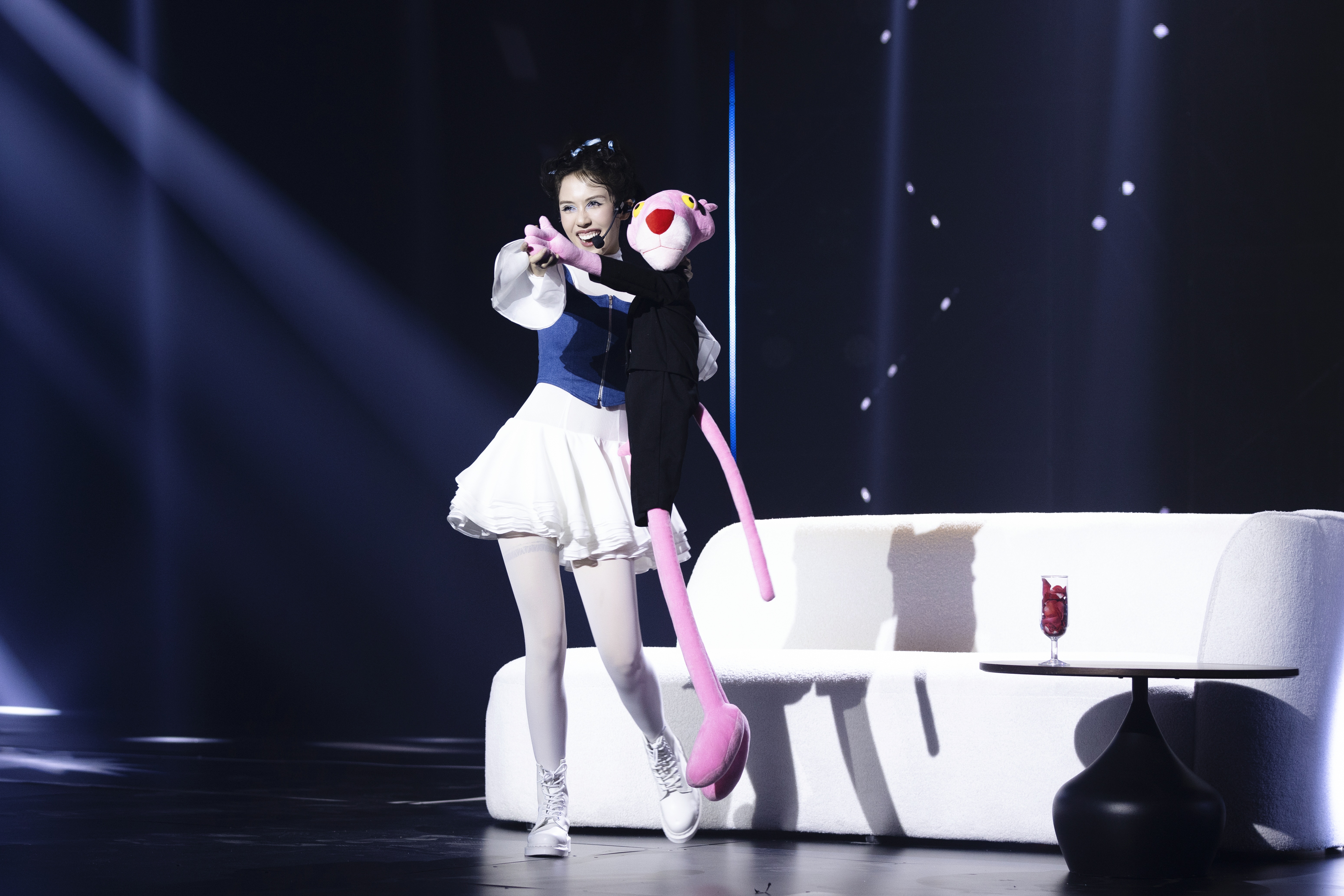 Parodi musik Hau Hoang kembali dan dipuji oleh My Linh di Beautiful Sister - 1 Thánh nhạc chế Hậu Hoàng trở lại, được Mỹ Linh khen ngợi tại Chị đẹp - 1