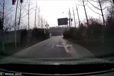 Khoảnh khắc trực thăng cứu hộ bị rơi tại Trung Quốc