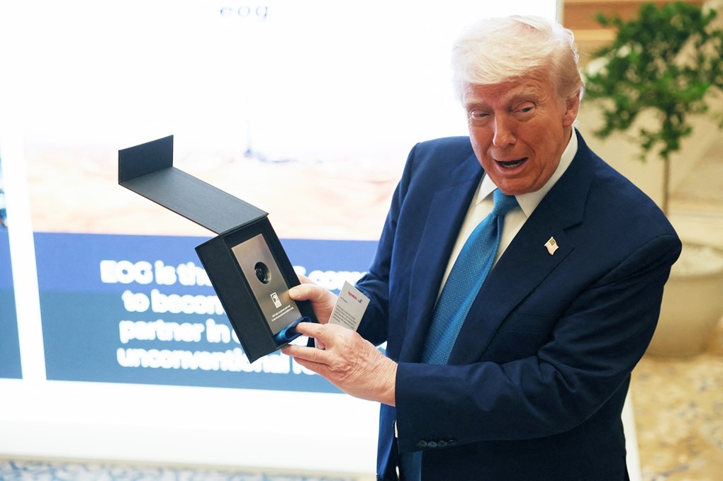 UAE tặng ông Trump một giọt dầu mỏ - 1 UAE tặng ông Trump một giọt dầu mỏ - 1
