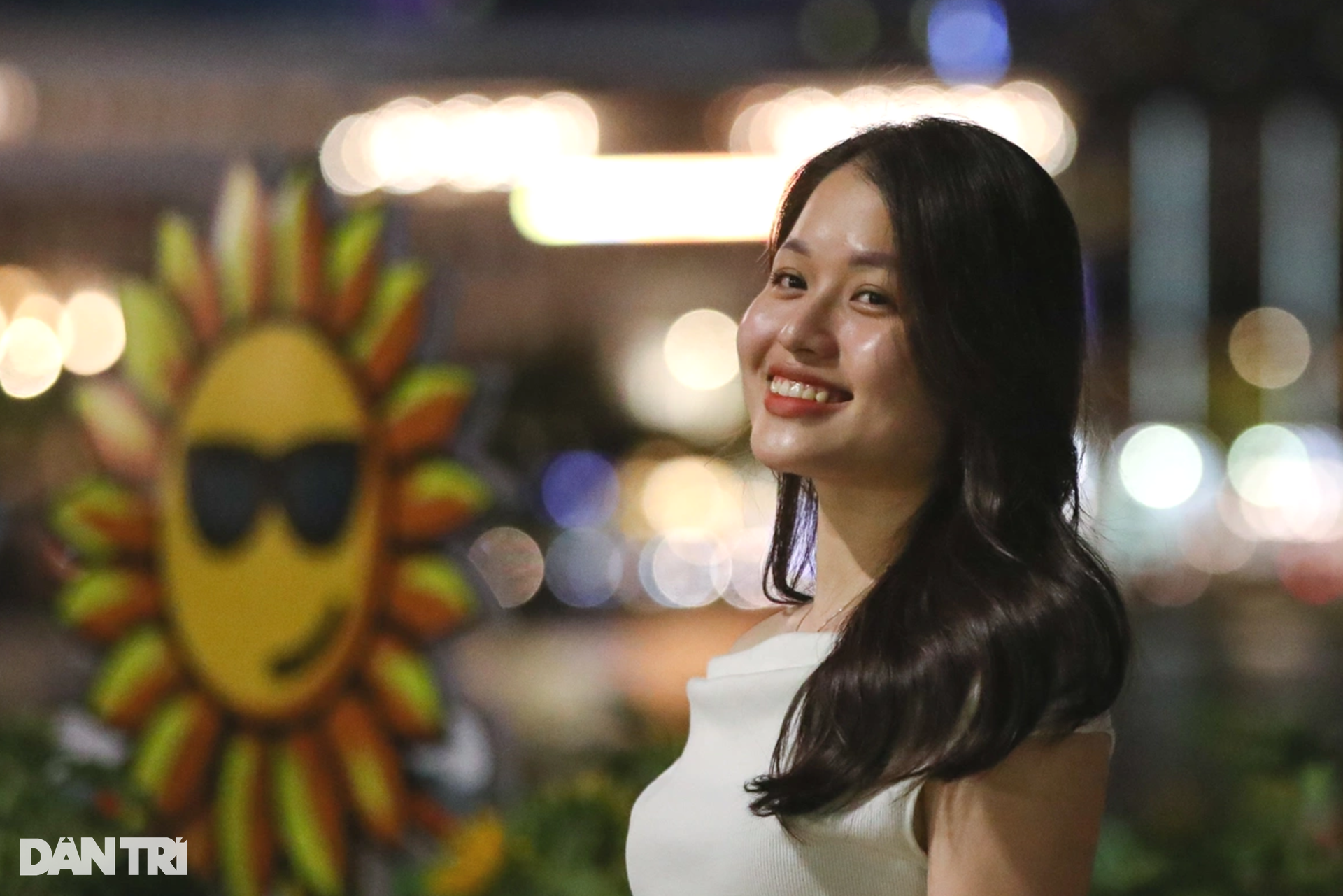 Many young people jostle to show off their beauty in the sunflower field - 10