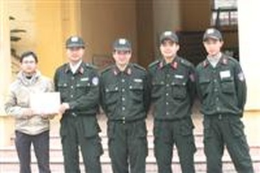 Trao quà cho các chiến sĩ cứu 3 mẹ con nhảy sông Hồng