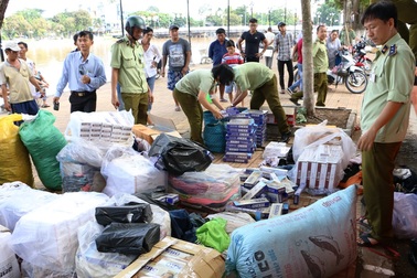 Giấu thuốc lá lậu vào bao thuốc nam và quần áo cũ