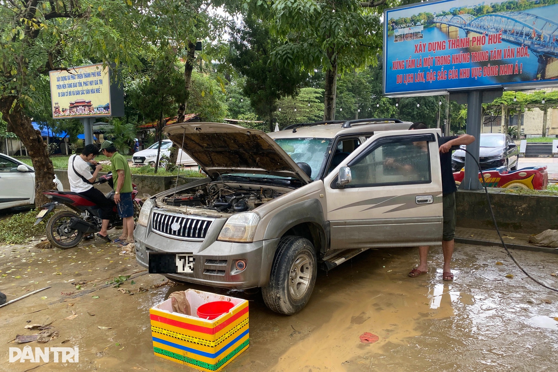 Người dân Huế oằn mình dọn bùn non, rác thải và sửa xe sau lũ - 16 Người dân Huế oằn mình dọn bùn non, rác thải và sửa xe sau lũ - 16